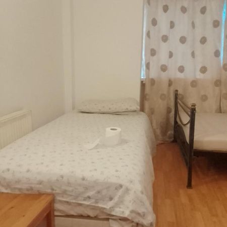 Private Rooms In 3 Bedroom Flat!! Лондон Екстер'єр фото