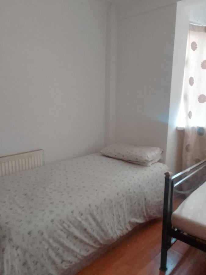 Private Rooms In 3 Bedroom Flat!! Лондон Екстер'єр фото