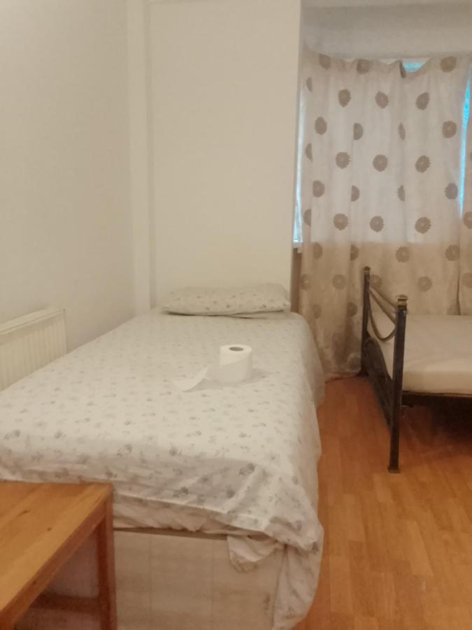 Private Rooms In 3 Bedroom Flat!! Лондон Екстер'єр фото