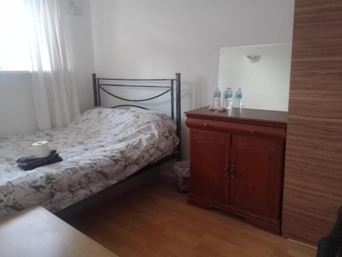 Private Rooms In 3 Bedroom Flat!! Лондон Екстер'єр фото