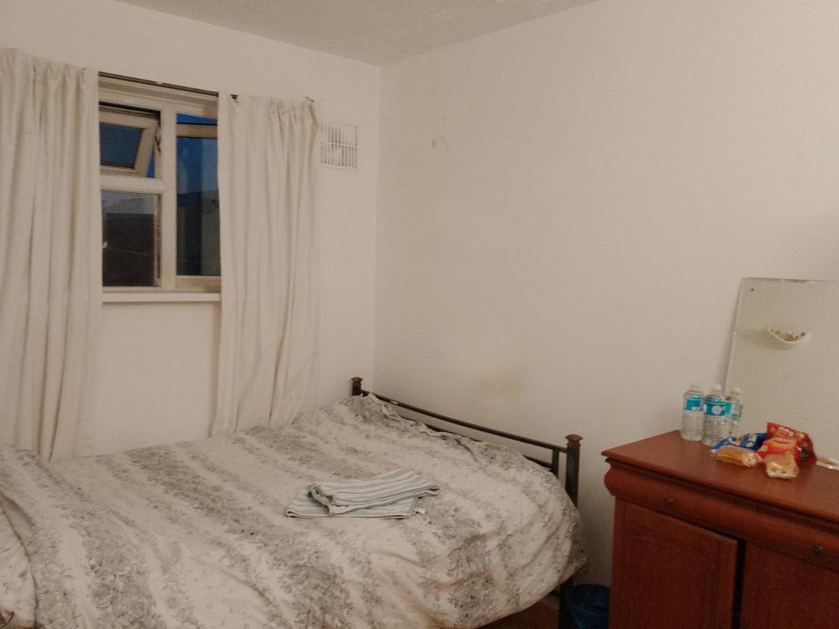 Private Rooms In 3 Bedroom Flat!! Лондон Екстер'єр фото