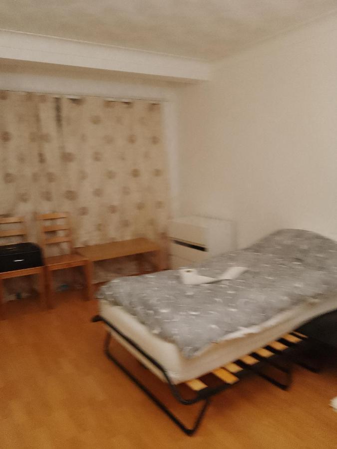 Private Rooms In 3 Bedroom Flat!! Лондон Екстер'єр фото
