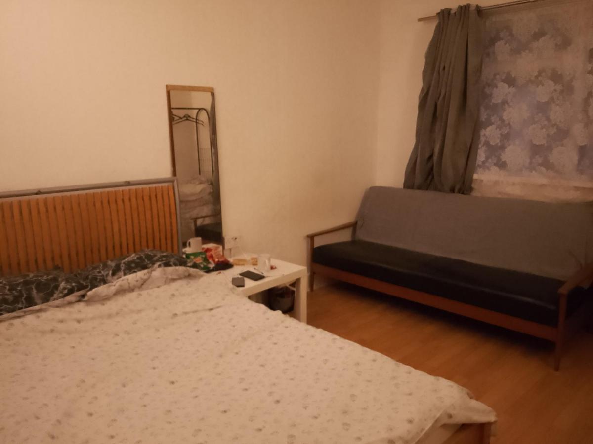 Private Rooms In 3 Bedroom Flat!! Лондон Екстер'єр фото