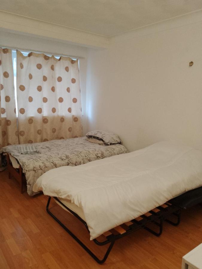 Private Rooms In 3 Bedroom Flat!! Лондон Екстер'єр фото