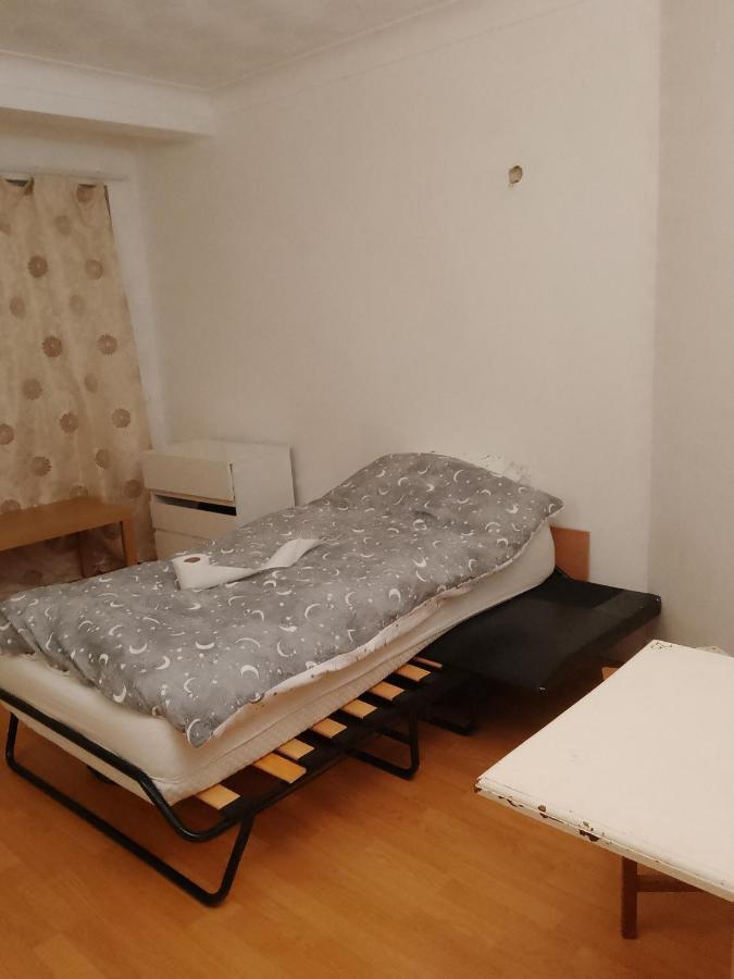 Private Rooms In 3 Bedroom Flat!! Лондон Екстер'єр фото