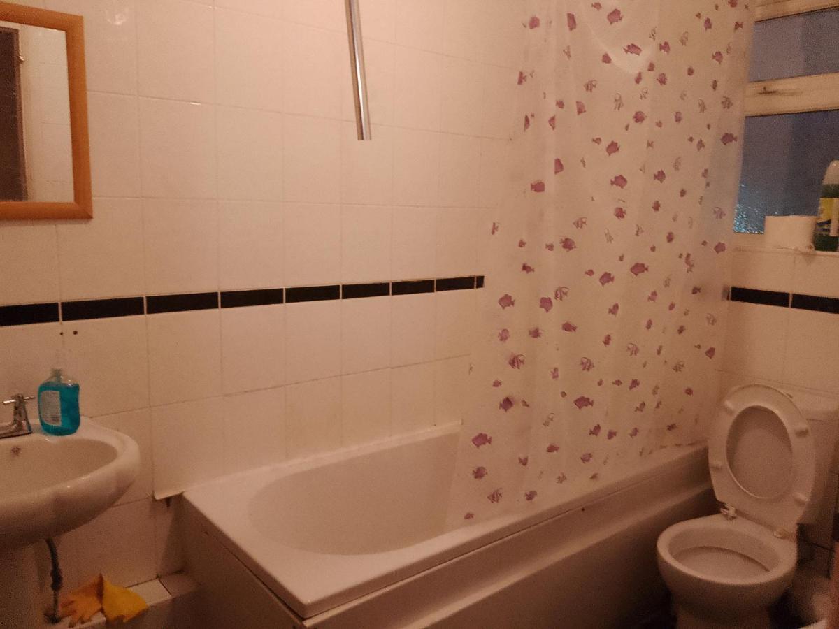 Private Rooms In 3 Bedroom Flat!! Лондон Екстер'єр фото