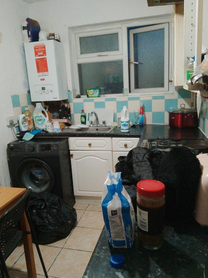 Private Rooms In 3 Bedroom Flat!! Лондон Екстер'єр фото